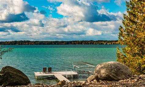 Features a full kitchen, wood burning fireplace, queen sleeper sofa, and private deck for stunning <b>Lake</b> Bellaire sunsets. . Torch lake airbnb